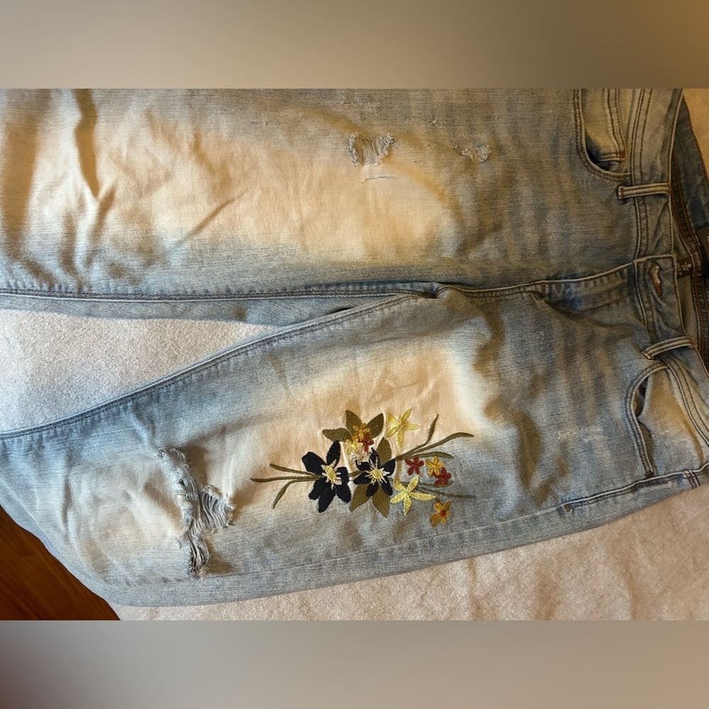 Blue Boyfriend Jeans with Floral Embroidery